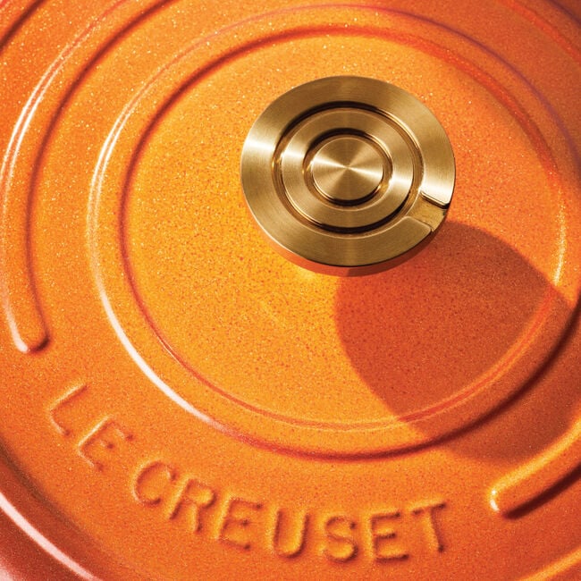 Signature Round Dutch Oven with Crucible Knob
