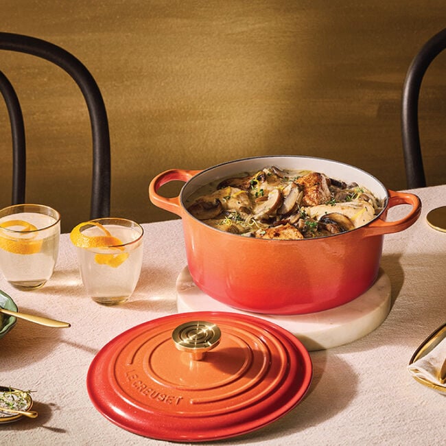 Signature Round Dutch Oven with Crucible Knob
