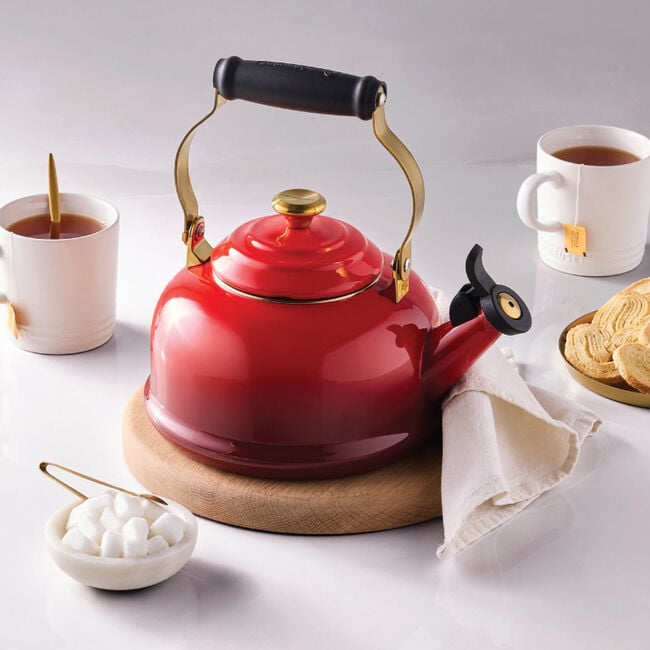 Classic Whistling Kettle with Gold KnobCerise